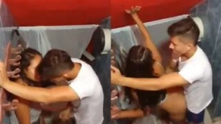 Metendo a pica na novinha no banheiro da balada