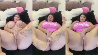Gordinha Excitada Abrindo a Buceta e Tocando Siririca