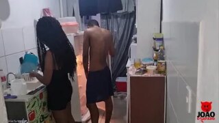 Marido acorda com fogo no pau e pega sua esposa na cozinha e levanta ela no colo e fode ela toda até encher sua buceta de gozar