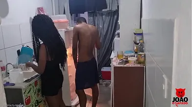 Marido acorda com fogo no pau e pega sua esposa na cozinha e levanta ela no colo e fode ela toda até encher sua buceta de gozar